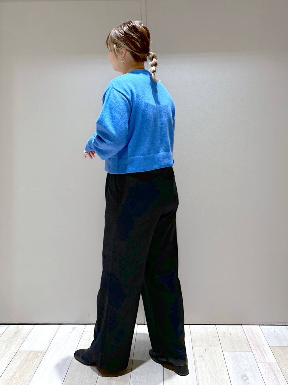 ブラック系のブーツ、ブラック系のその他パンツ、ブラック系のショルダーバッグを着用したレディースの秋コーディネートの3枚目の写真