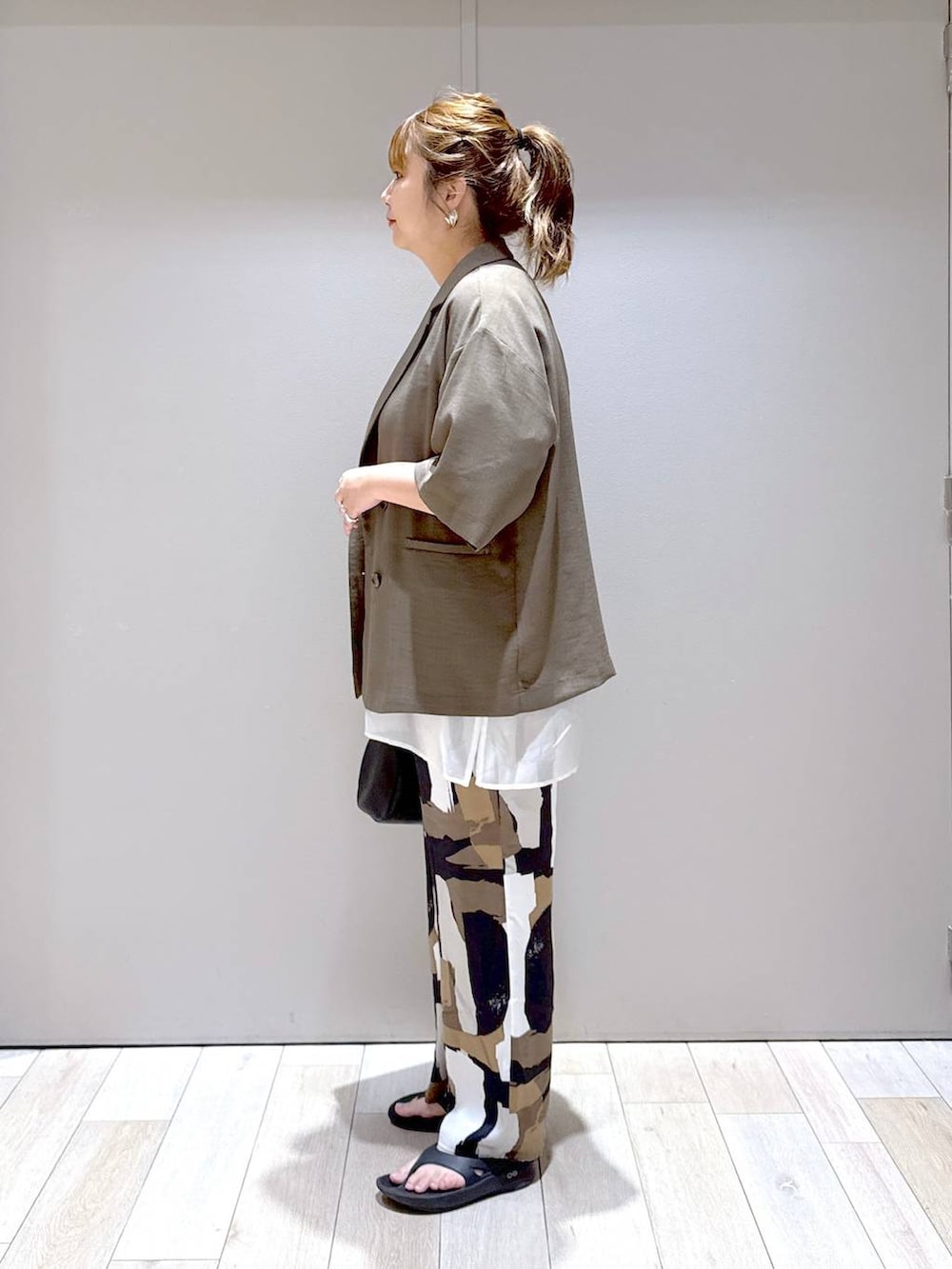 「体型カバー、着痩せ・細見え、高身長、休日コーデ、楽ちんコーデ、きれいめカジュアル_LEPSIM、ベーシック/シンプル、きれいめ、旅行、バッグ、LEPSIM、高身長_LEPSIM、ぽっちゃり_LEPSIM」｜「LEPSIMの《リネンライクドライシリーズ》リネンライクルーズW5分袖ジャケット　243492（テーラードジャケット、グリーン系）」を使った、たかみなさん（レディース・166cm）の春コーディネートの4枚目の写真