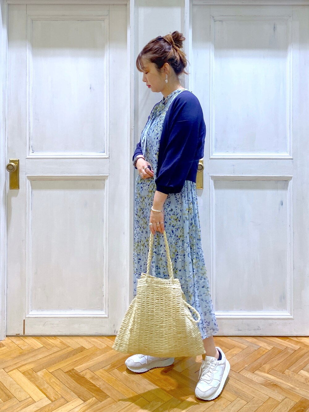 ブルー系のワンピース、ブルー系のカーディガン/ボレロ、ベージュ系のショルダーバッグを着用したレディースの夏コーディネートの2枚目の写真