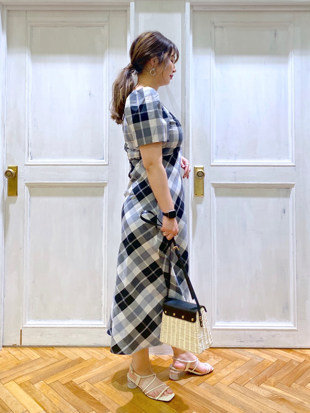 「ロングワンピース、チェック、春夏コーデ、休日スタイル、サンダル、スクエアバッグ、かごバッグ、袖ボリューム、きれいめコーディネート、andemiu」｜「Andemiuのナロークリアサンダル276770（サンダル、ホワイト系）」を使った、たかみなさん（レディース・166cm）の春コーディネートの2枚目の写真