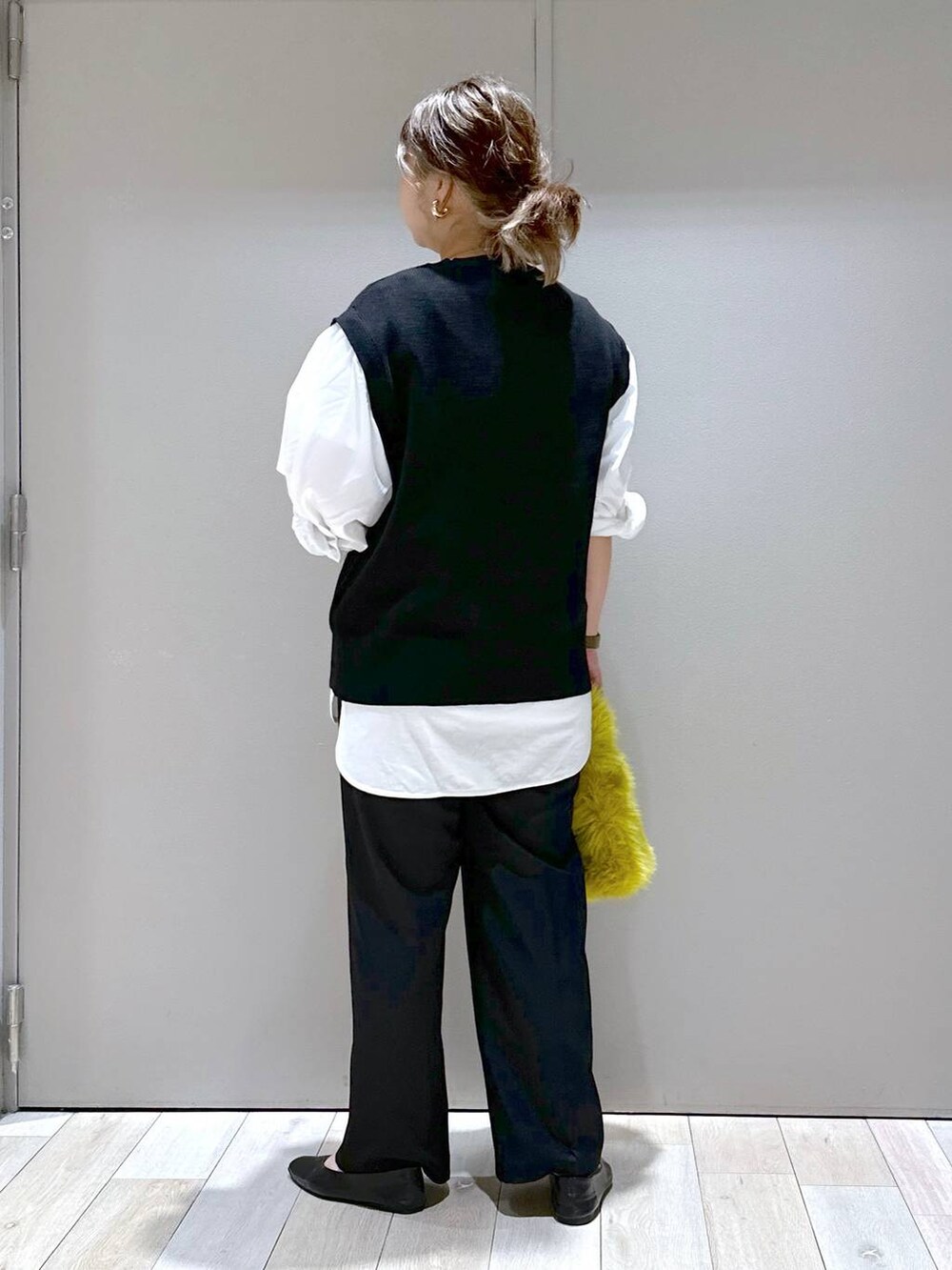 ホワイト系のTシャツ/カットソー、ブラック系のスラックス、ブラック系のパンプスを着用したレディースの秋コーディネートの3枚目の写真