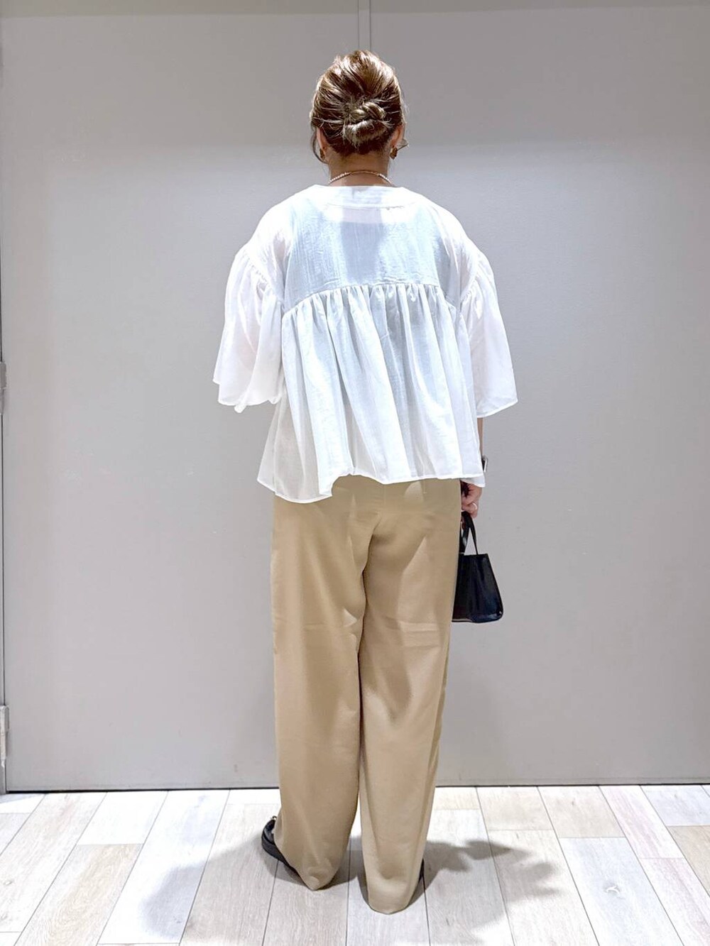 ベージュ系のその他パンツ、ホワイト系のシャツ/ブラウス、ブラック系のタンクトップを着用したレディースの春コーディネートの4枚目の写真