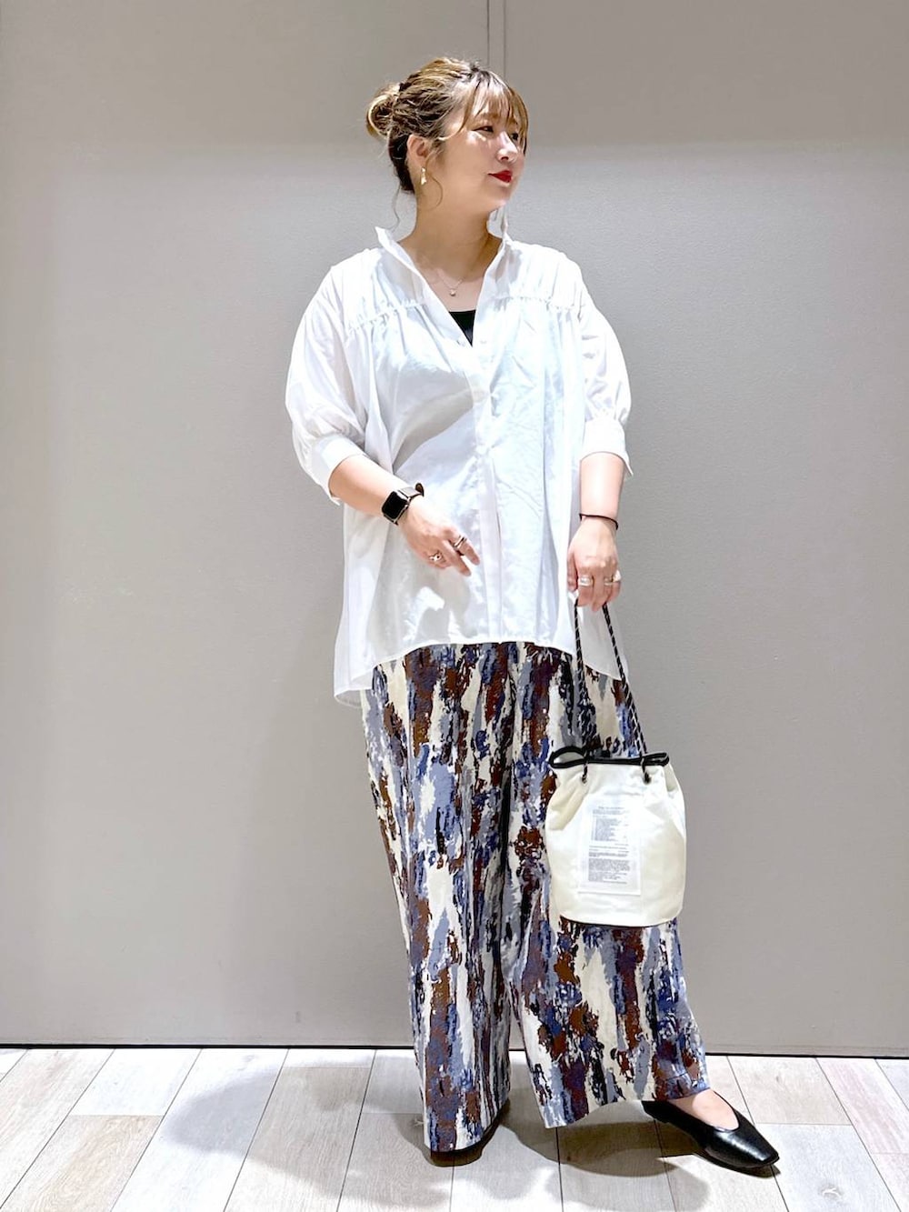 ブラック系のパンプス、ホワイト系のシャツ/ブラウス、ブルー系のその他パンツを着用したレディースの夏コーディネートの4枚目の写真
