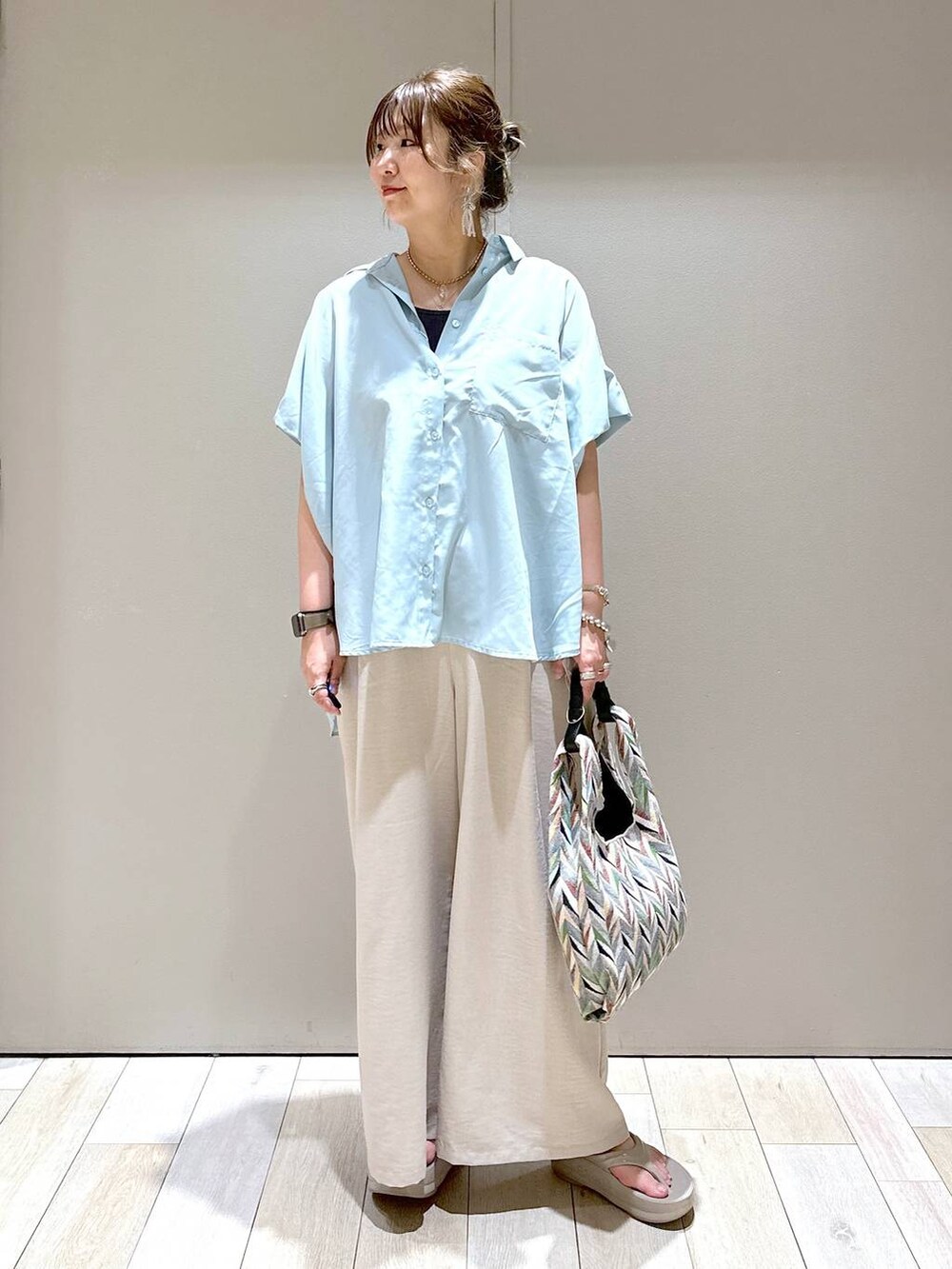ベージュ系のその他パンツ、ホワイト系のハンドバッグ、ベージュ系のサンダルを着用したレディースの春コーディネートの5枚目の写真