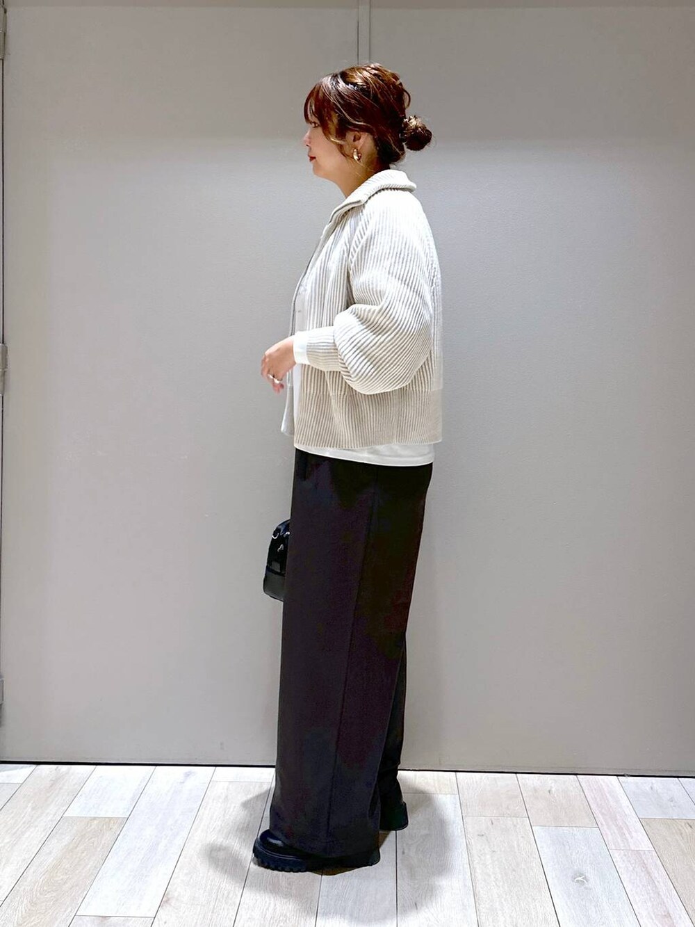 ブラック系のローファー、ホワイト系のカーディガン/ボレロ、ブラック系のボストンバッグを着用したレディースの秋コーディネートの5枚目の写真