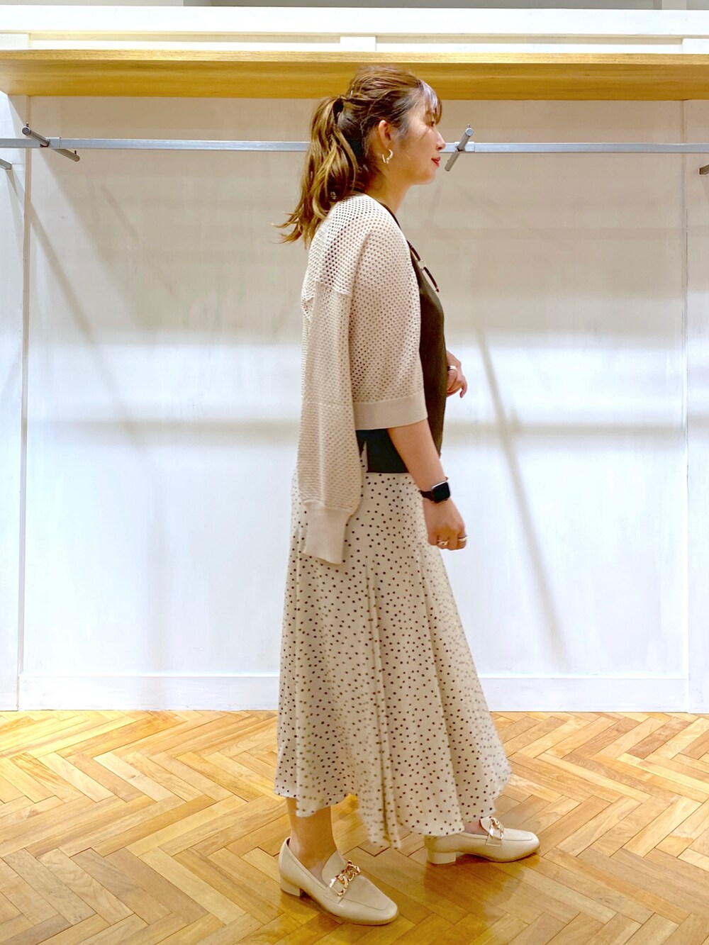 ブラウン系のシャツ/ブラウス、ベージュ系のカーディガン/ボレロ、ベージュ系のスカートを着用したレディースの夏コーディネートの2枚目の写真