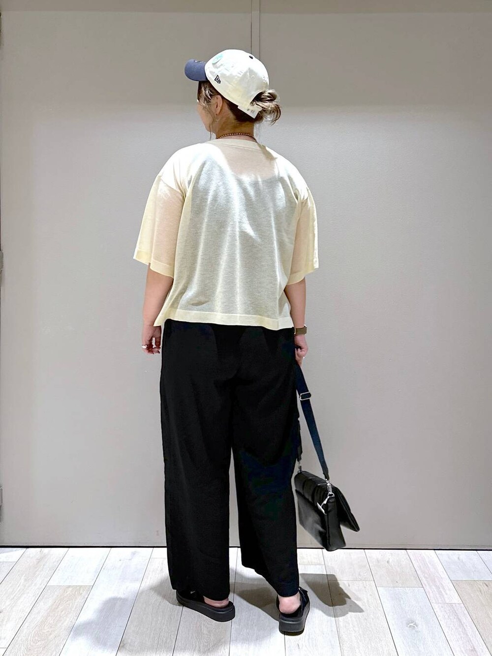 ブラック系のショルダーバッグ、ブラック系のその他パンツ、ブラック系のサンダルを着用したレディースの春コーディネートの3枚目の写真