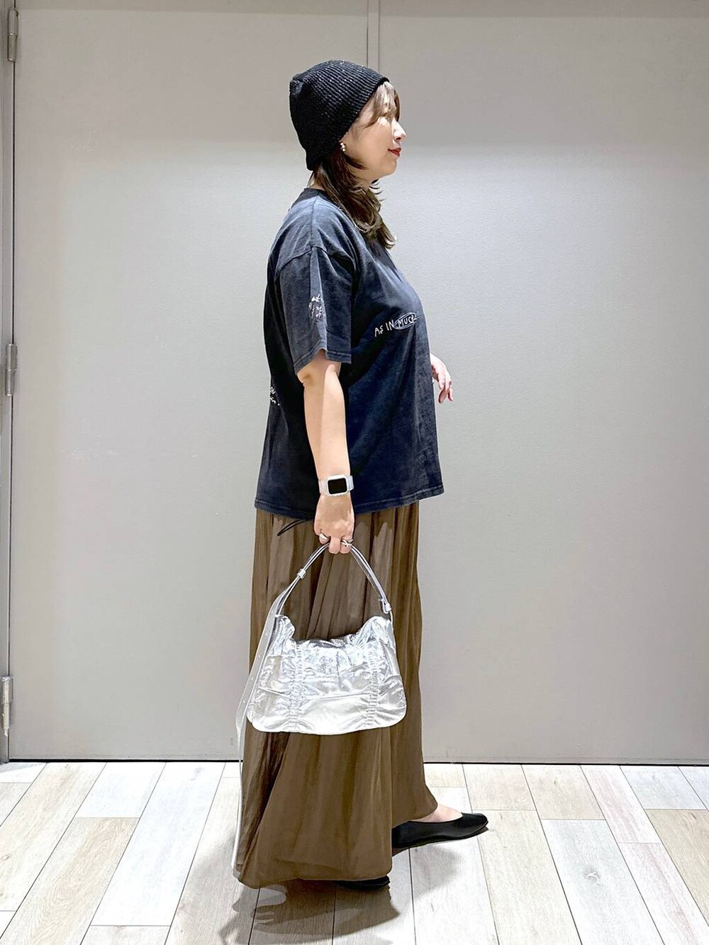 シルバー系のショルダーバッグ、ブラウン系のその他パンツ、ブラック系のパンプスを着用したレディースの夏コーディネートの2枚目の写真