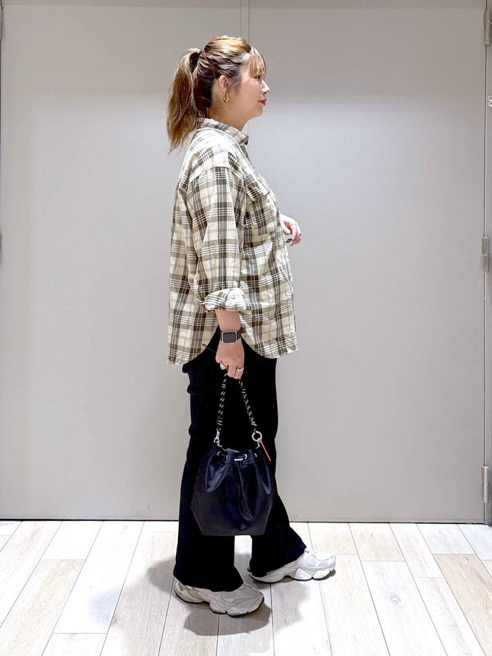 ブラック系のショルダーバッグ、イエロー系のシャツ/ブラウスを着用したレディースの秋コーディネートの2枚目の写真