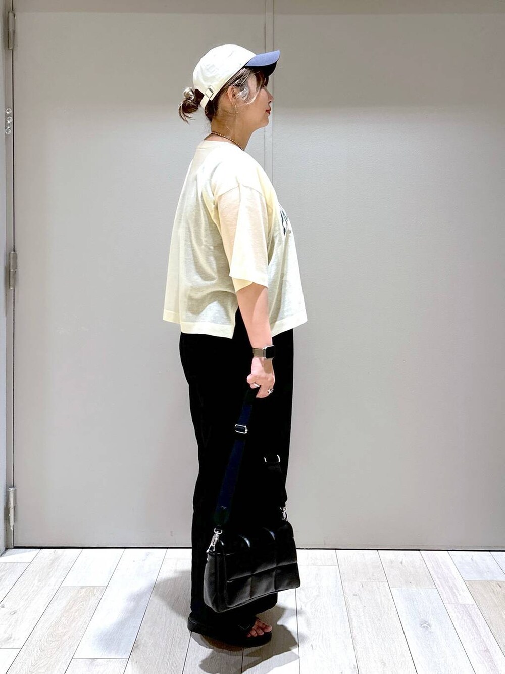 ブラック系のショルダーバッグ、ブラック系のその他パンツ、ブラック系のサンダルを着用したレディースの春コーディネートの2枚目の写真