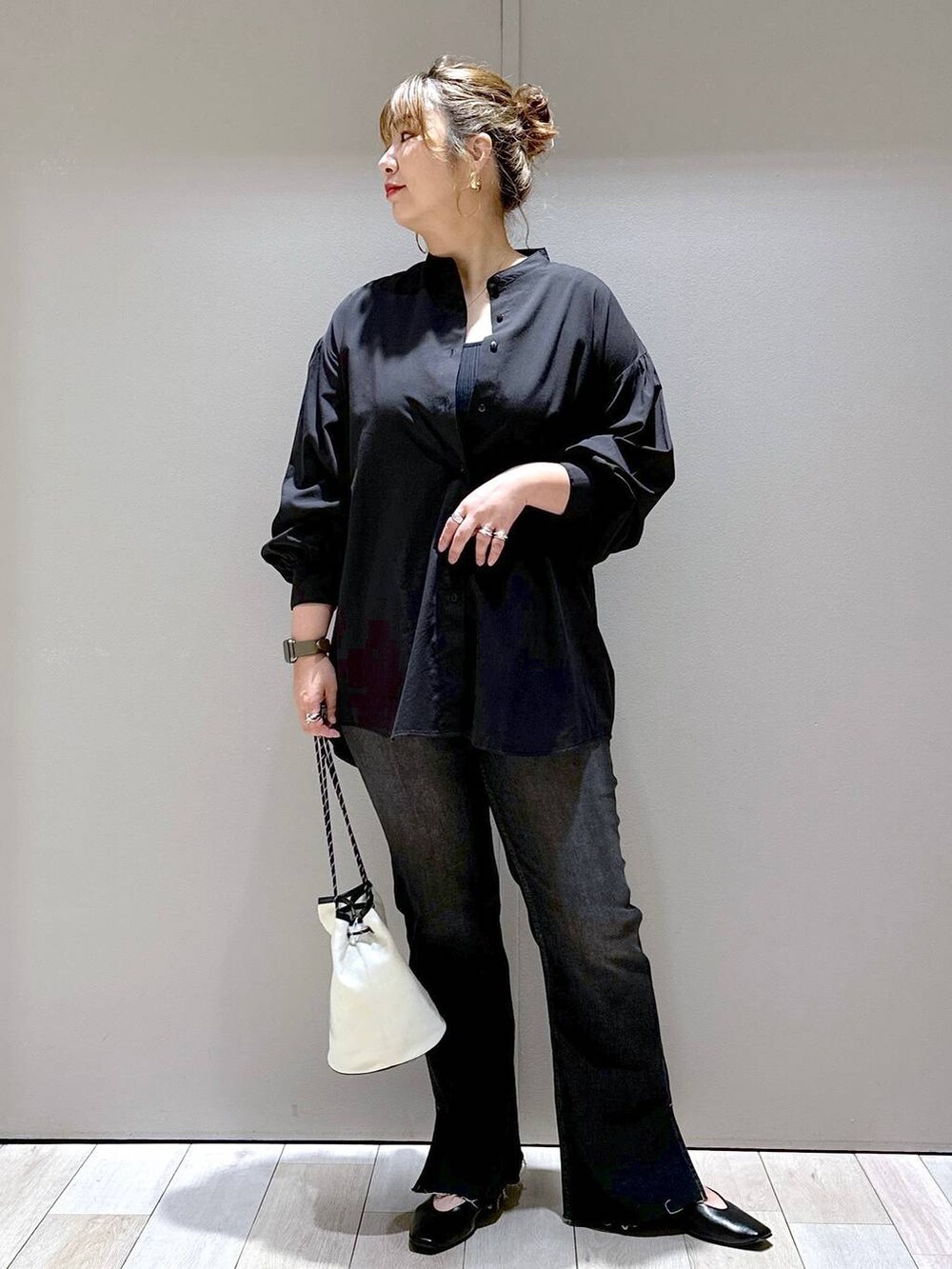 ブラック系のパンプス、ブラック系のデニムパンツ、ブラック系のシャツ/ブラウスを着用したレディースの秋コーディネートの4枚目の写真