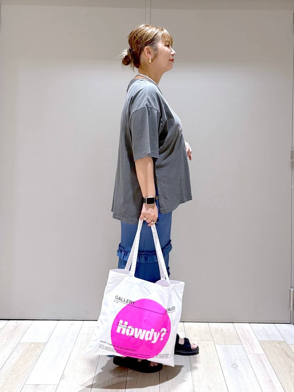 ブラック系のサンダル、ピンク系のトートバッグ、シルバー系のネックレスを着用したレディースの夏コーディネートの2枚目の写真