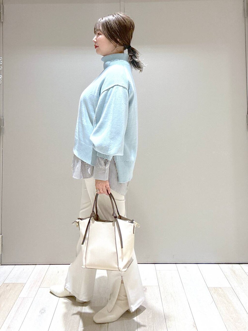 ブルー系のニット/セーター、ホワイト系のその他パンツ、ブラック系のシャツ/ブラウスを着用したレディースの秋コーディネートの3枚目の写真