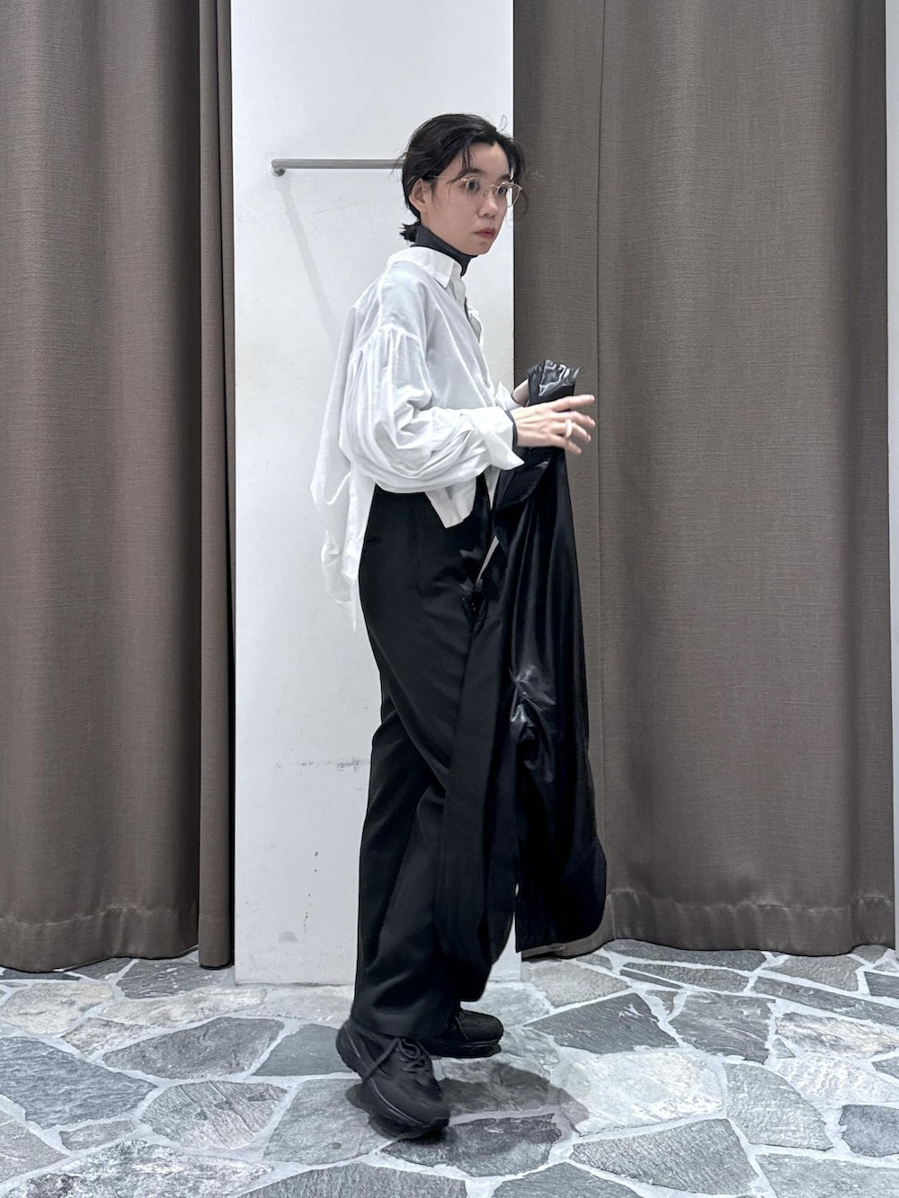 ホワイト系のシャツ/ブラウス、ブラック系のブルゾン、グレー系のニット/セーターを着用したレディースの秋コーディネートの7枚目の写真