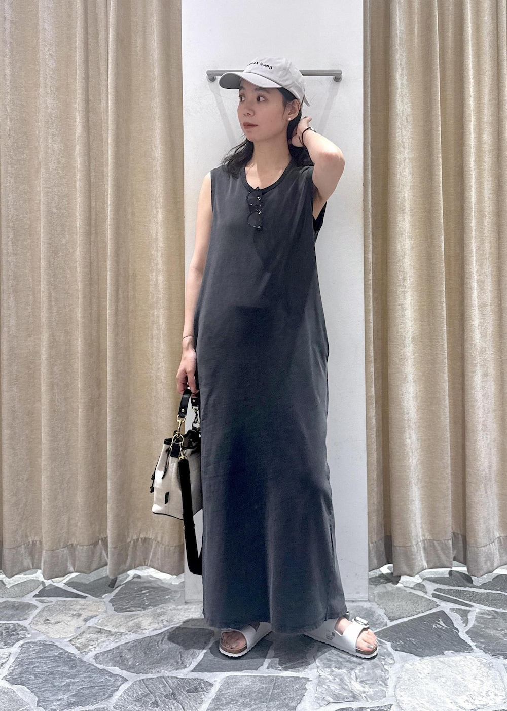 グレー系のワンピース、ホワイト系のサンダル、ホワイト系のショルダーバッグを着用したレディースの夏コーディネートの4枚目の写真
