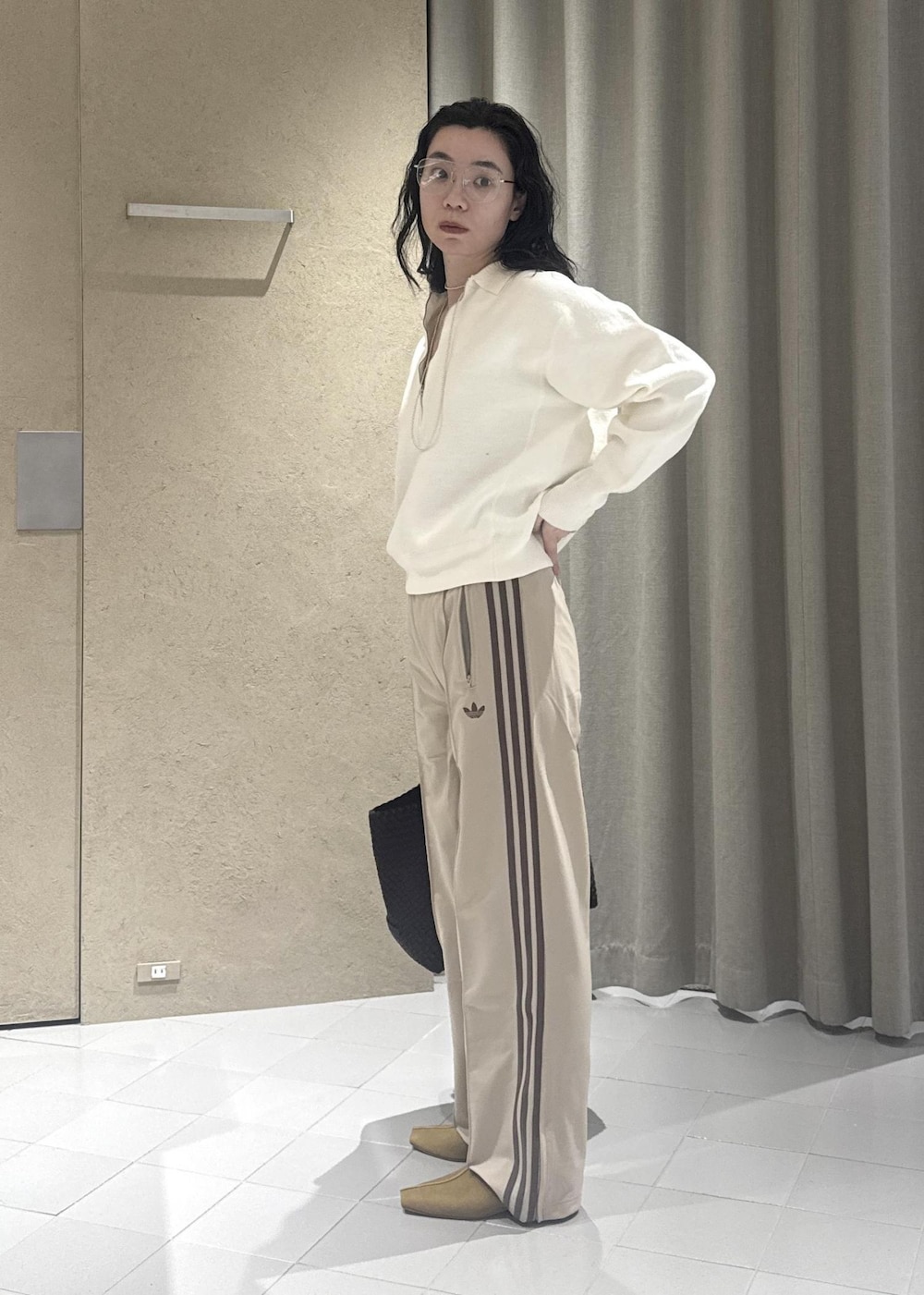 イエロー系のその他シューズ、ホワイト系のスウェット、ベージュ系のその他パンツを着用したレディースの冬コーディネートの3枚目の写真