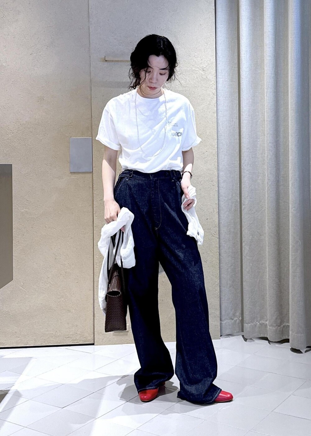 ホワイト系のTシャツ/カットソー、ホワイト系のその他アウター、ブルー系のデニムパンツを着用したレディースの夏コーディネートの3枚目の写真