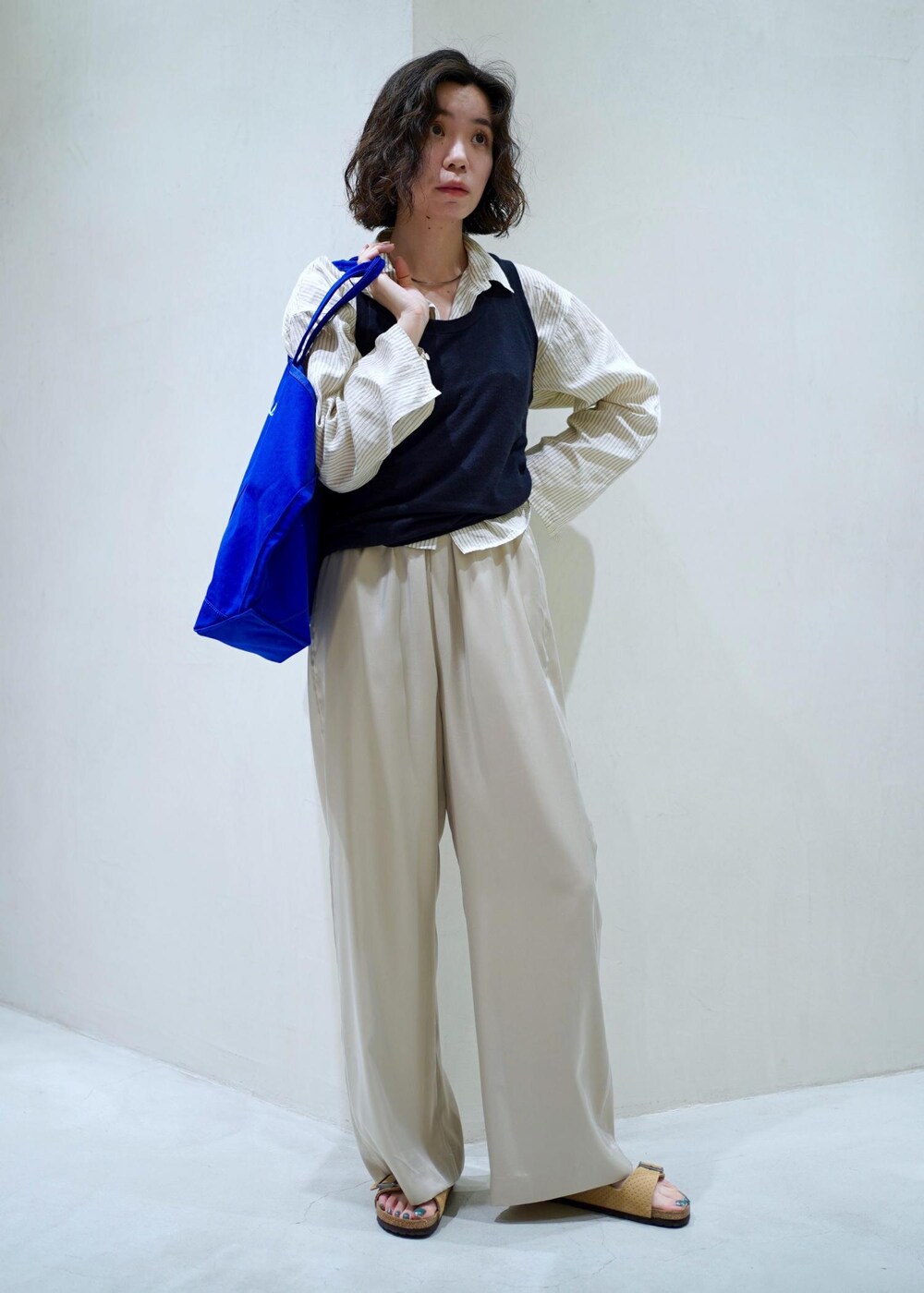 ホワイト系のシャツ/ブラウス、ベージュ系のその他パンツを着用したレディースの夏コーディネートの5枚目の写真