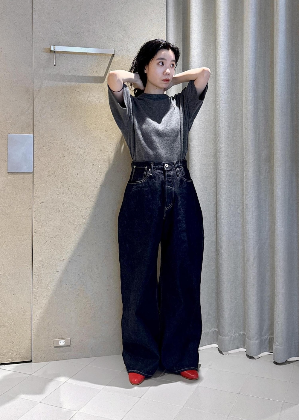 ベージュ系のダウンジャケット/コート、レッド系のパンプス、ブルー系のデニムパンツを着用したレディースの秋コーディネートの4枚目の写真