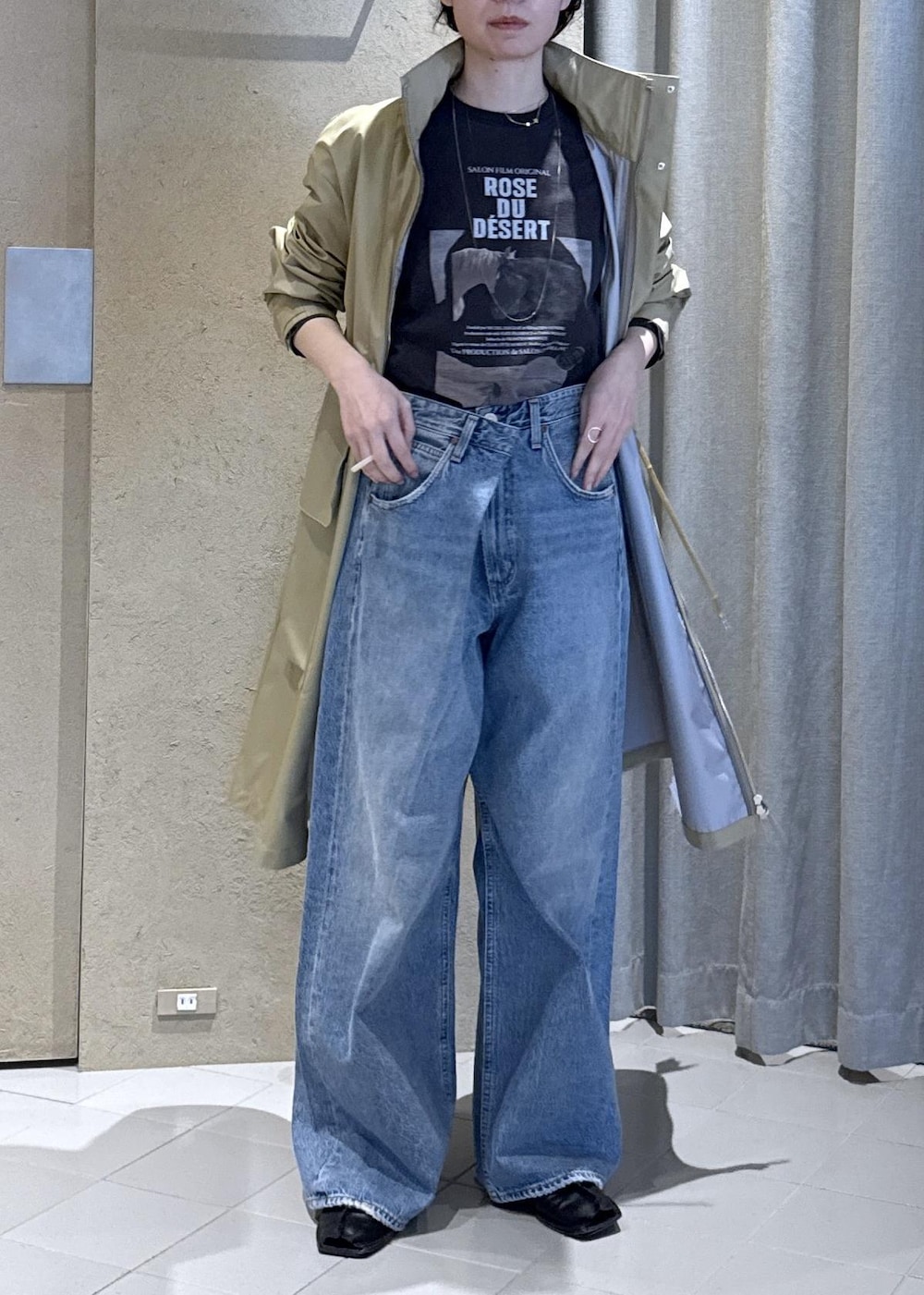 ベージュ系のミリタリージャケット、グレー系のTシャツ/カットソー、ブラック系のトートバッグを着用したレディースの春コーディネートの5枚目の写真