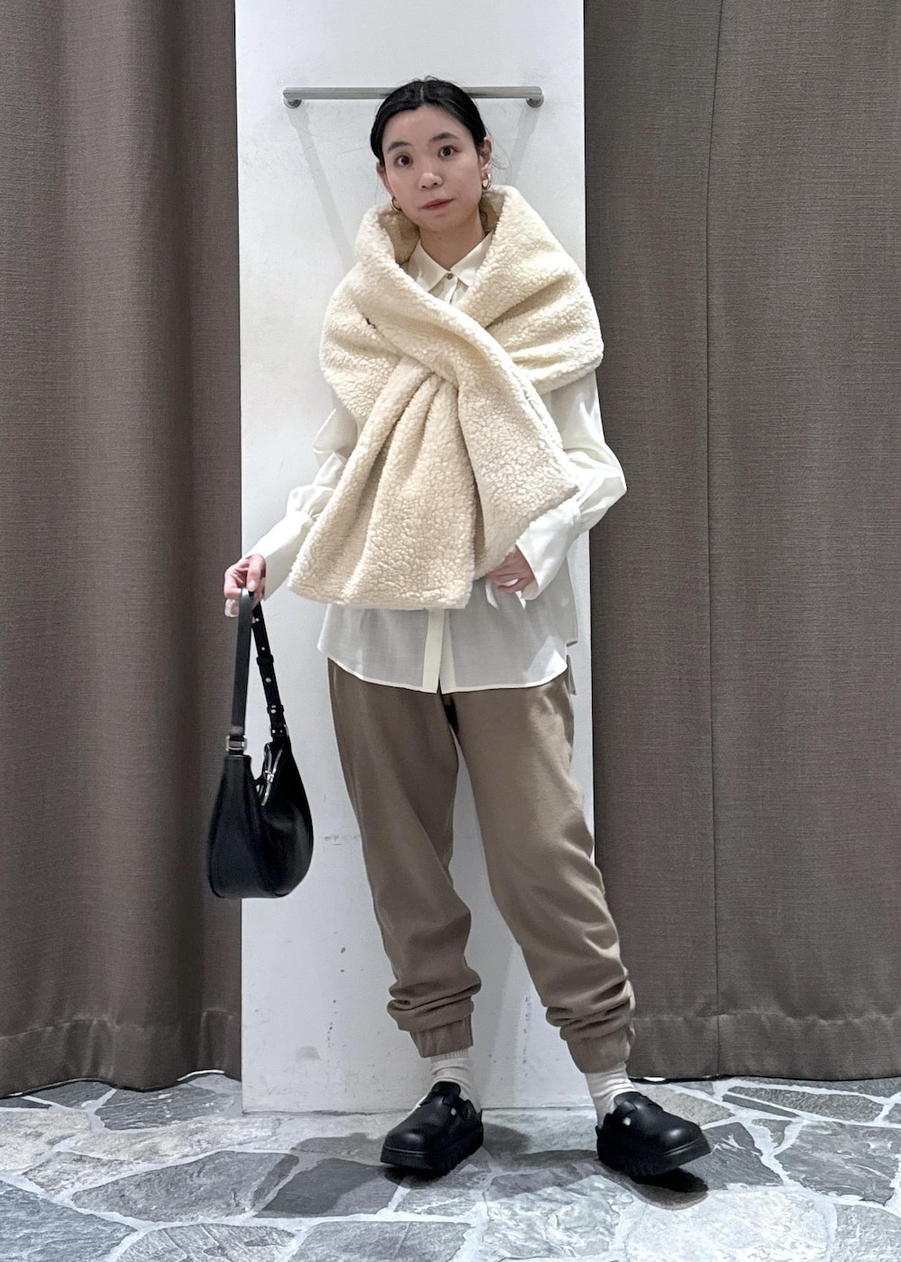 ホワイト系のシャツ/ブラウス、イエロー系のその他パンツを着用したレディースの冬コーディネートの10枚目の写真