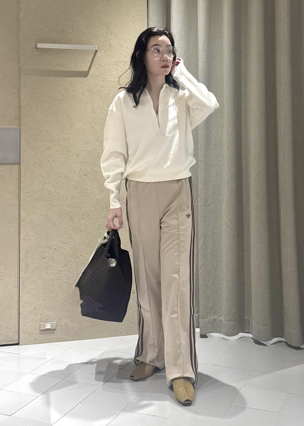 イエロー系のその他シューズ、ホワイト系のスウェット、ベージュ系のその他パンツを着用したレディースの冬コーディネートの5枚目の写真