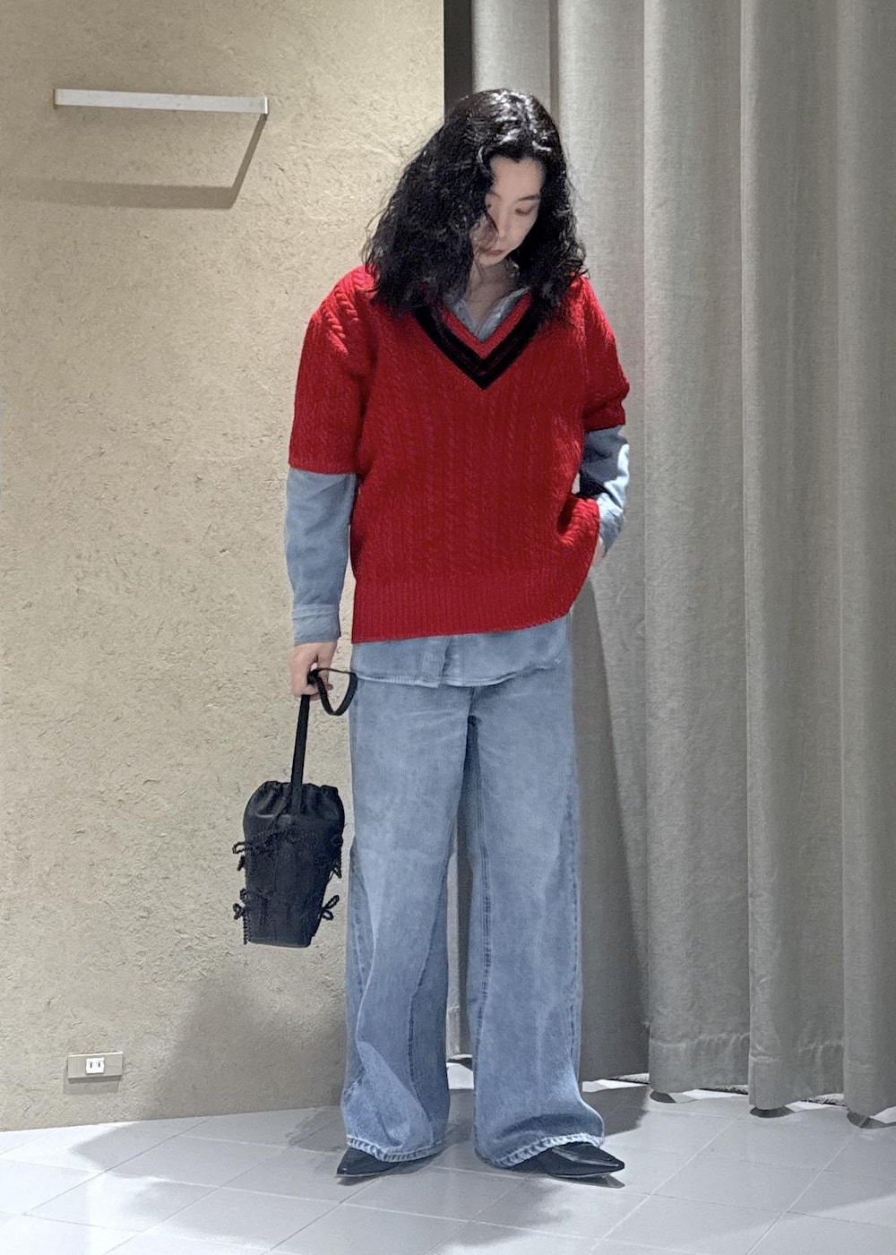 ブルー系のシャツ/ブラウス、ブルー系のデニムパンツ、ブラック系のローファーを着用したレディースの冬コーディネートの5枚目の写真