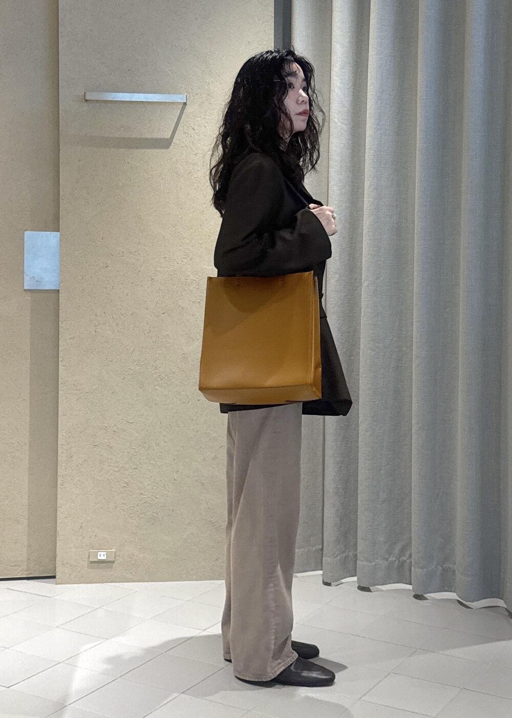 ベージュ系のその他パンツ、ホワイト系のその他雑貨、ピンク系のその他小物を着用したレディースの夏コーディネートの3枚目の写真