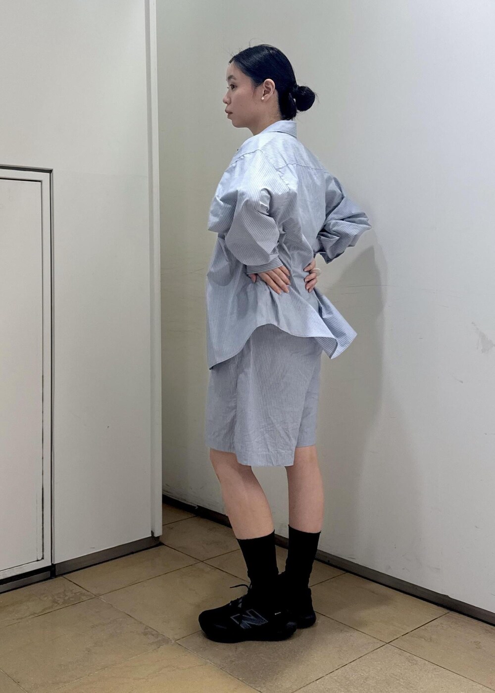 ブラック系のバックパック/リュック、ブラック系のスニーカーを着用したレディースの夏コーディネートの9枚目の写真