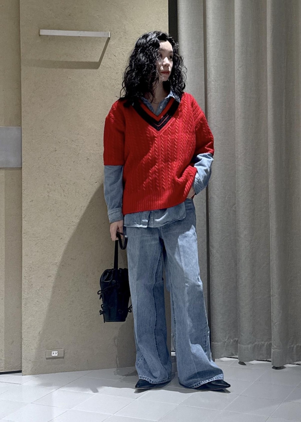 ブルー系のシャツ/ブラウス、ブルー系のデニムパンツ、ブラック系のローファーを着用したレディースの冬コーディネートの3枚目の写真