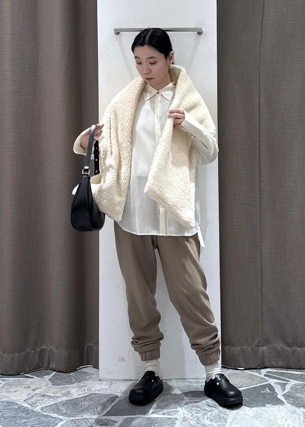 ホワイト系のシャツ/ブラウス、イエロー系のその他パンツを着用したレディースの冬コーディネートの4枚目の写真