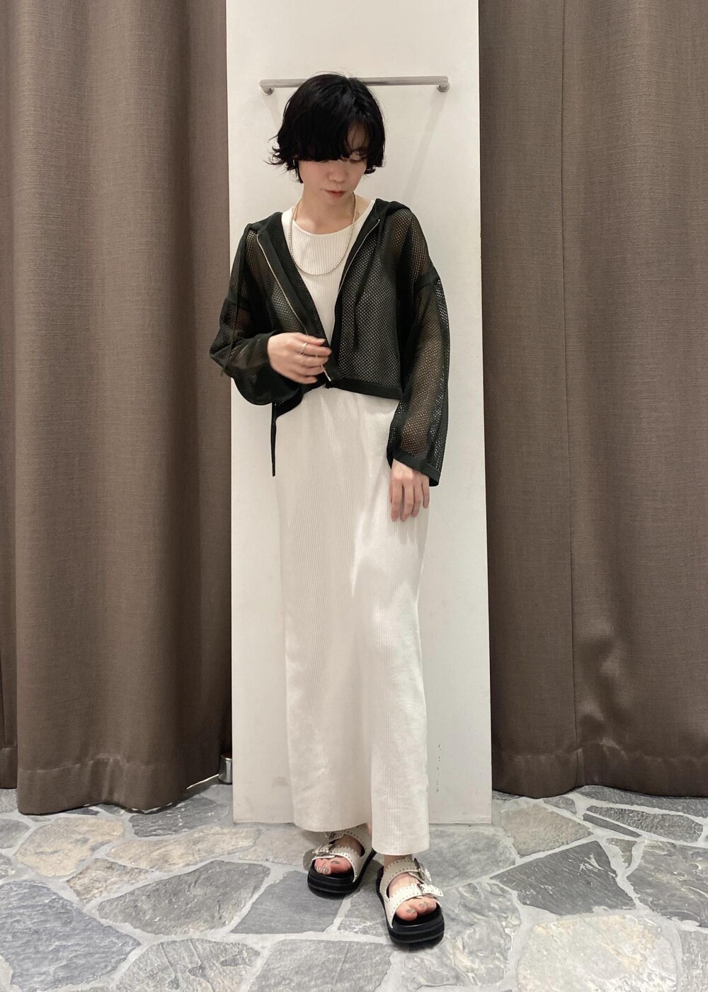 ホワイト系のワンピース、ホワイト系のサンダルを着用したレディースの春コーディネートの4枚目の写真