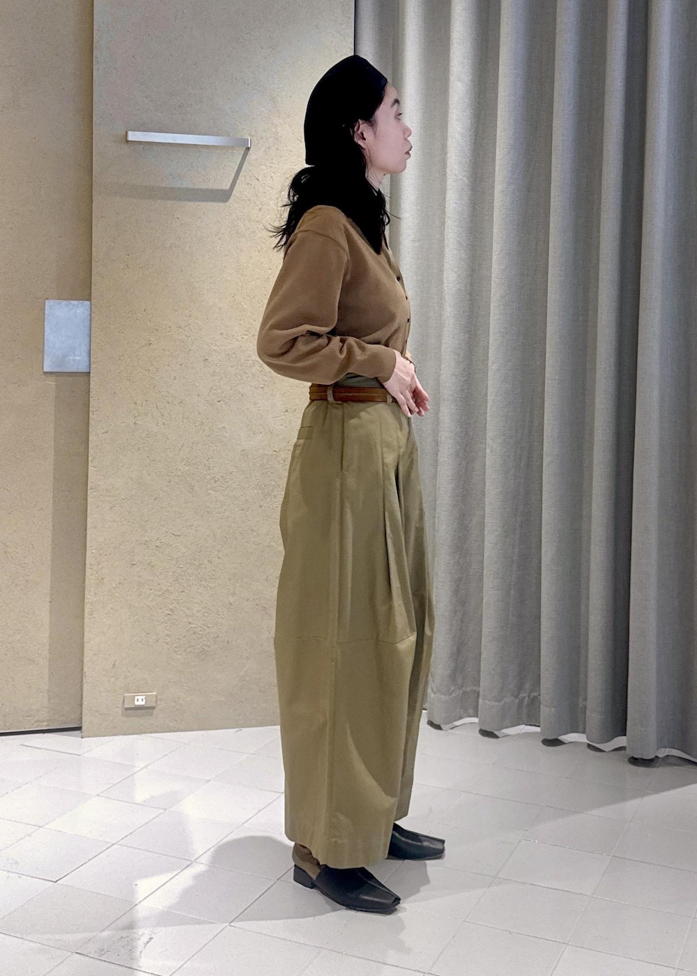 ベージュ系のその他パンツ、ブラック系のその他シューズ、ブラウン系のカーディガン/ボレロを着用したレディースの春コーディネートの7枚目の写真