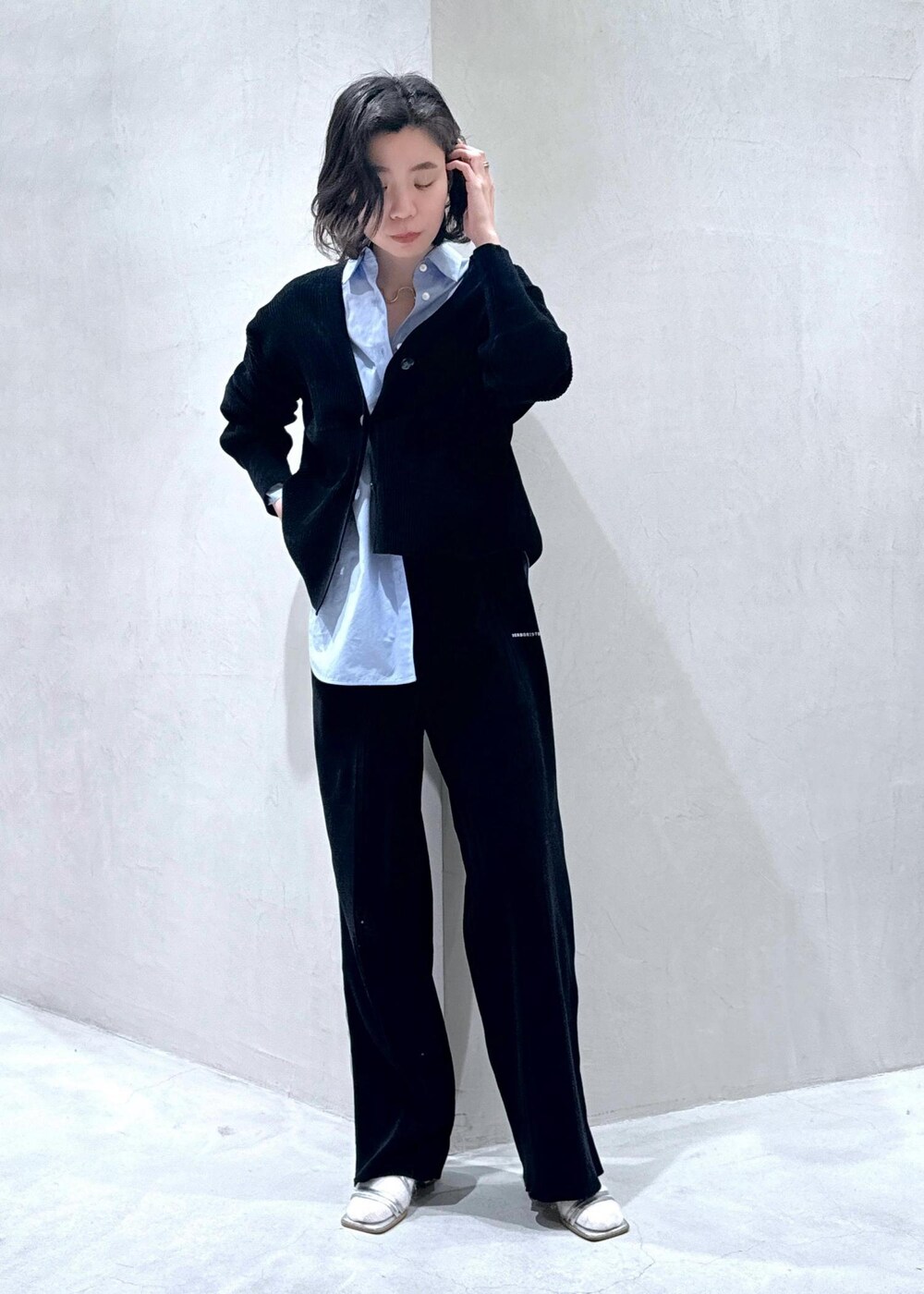 ブラック系のカーディガン/ボレロ、ブラック系のその他パンツ、ブルー系のシャツ/ブラウスを着用したレディースの冬コーディネートの2枚目の写真