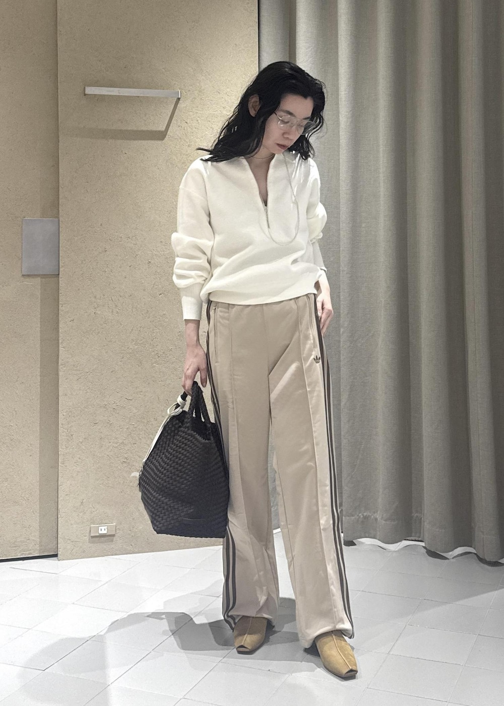 イエロー系のその他シューズ、ホワイト系のスウェット、ベージュ系のその他パンツを着用したレディースの冬コーディネートの6枚目の写真