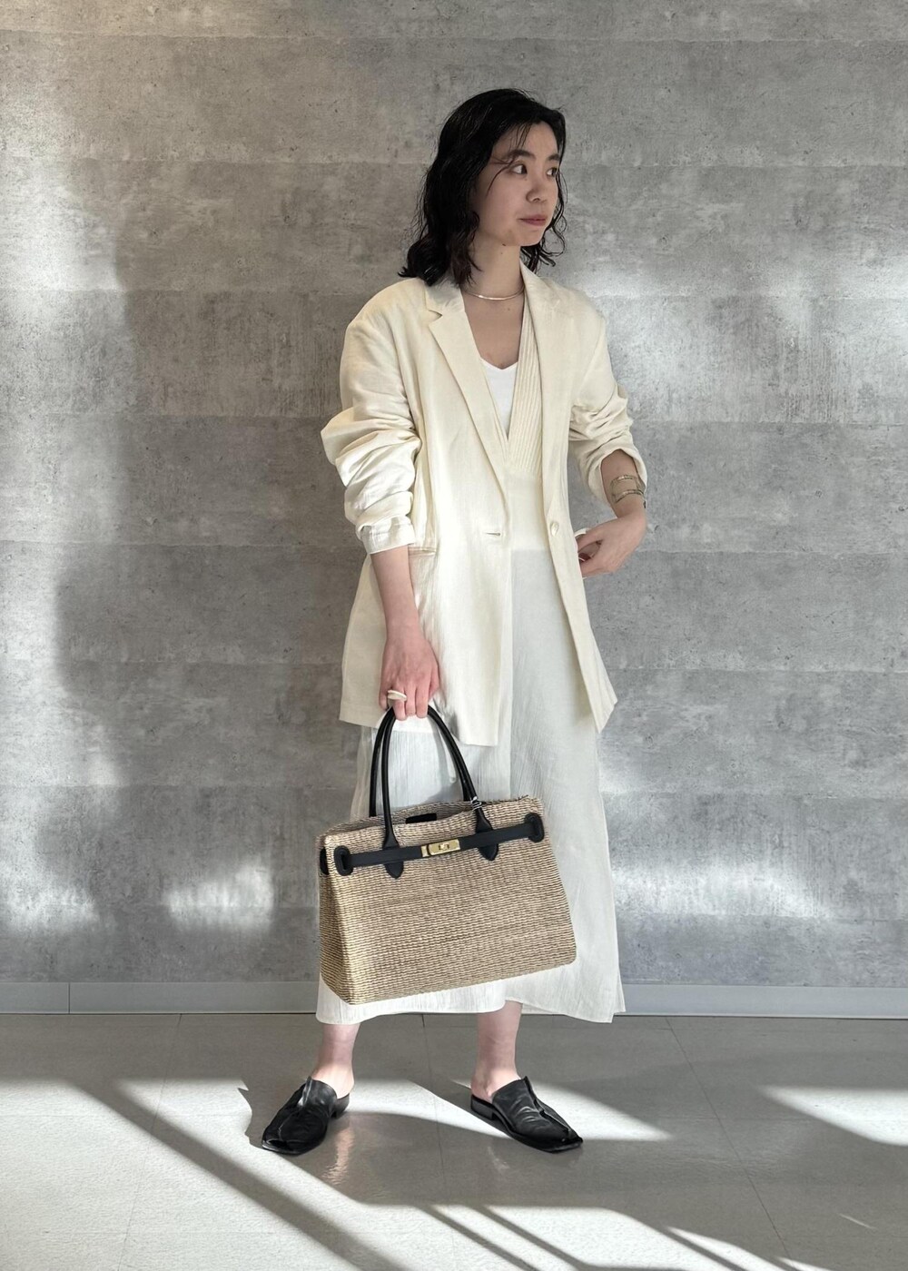 ホワイト系のトートバッグ、ホワイト系のワンピース、ホワイト系のテーラードジャケットを着用したレディースの春コーディネートの2枚目の写真