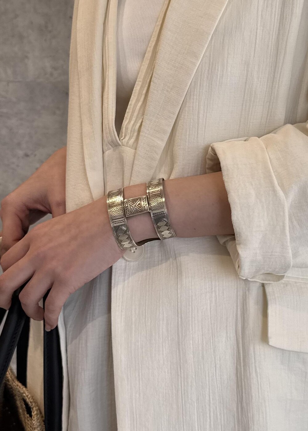 ホワイト系のトートバッグ、ホワイト系のワンピース、ホワイト系のテーラードジャケットを着用したレディースの春コーディネートの7枚目の写真