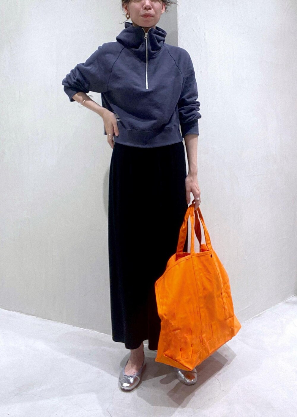 ブラック系のスカート、グレー系のパーカーを着用したレディースの夏コーディネートの2枚目の写真