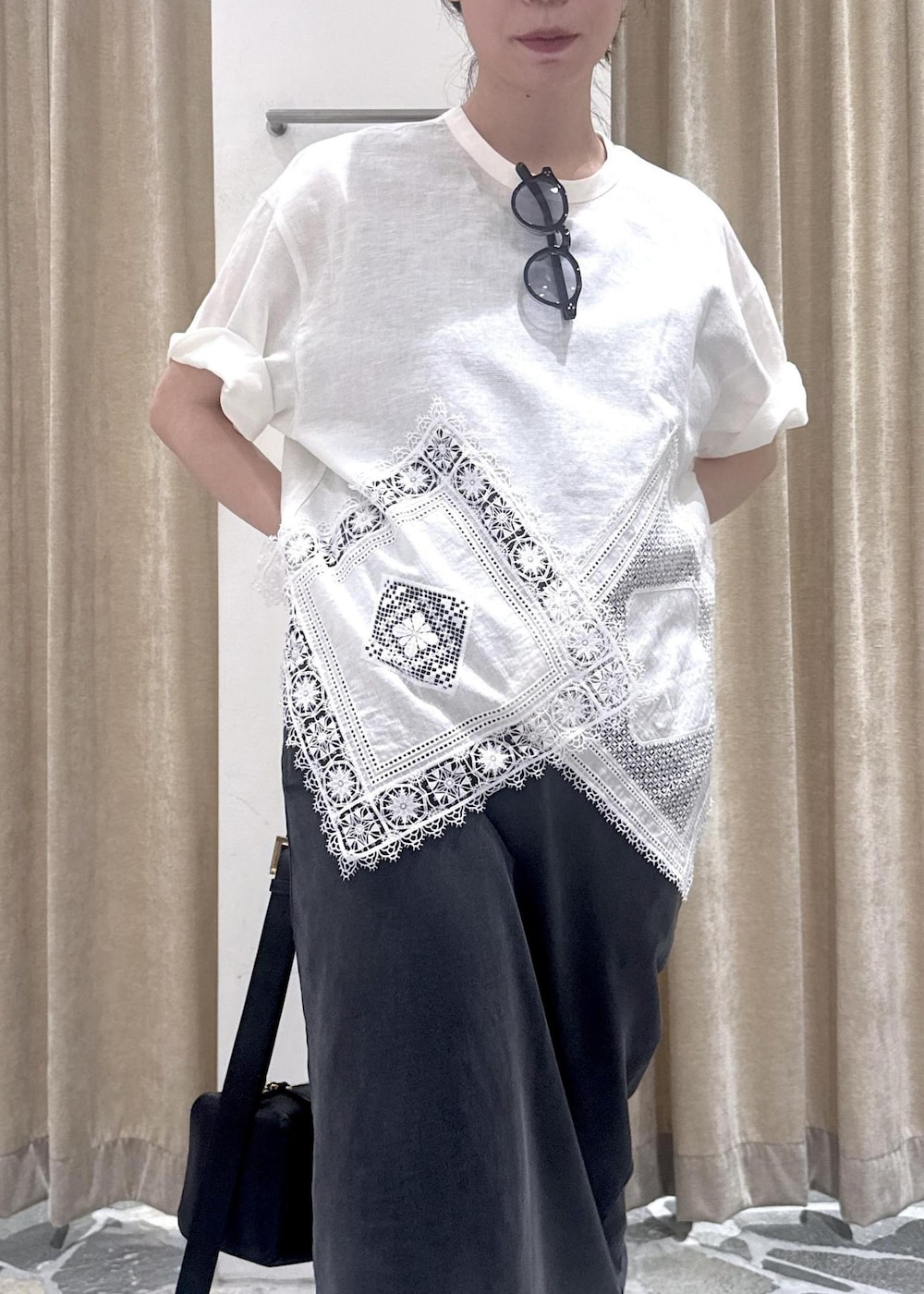 ブラック系のショルダーバッグ、ホワイト系のTシャツ/カットソー、グレー系のワンピースを着用したレディースの夏コーディネートの3枚目の写真