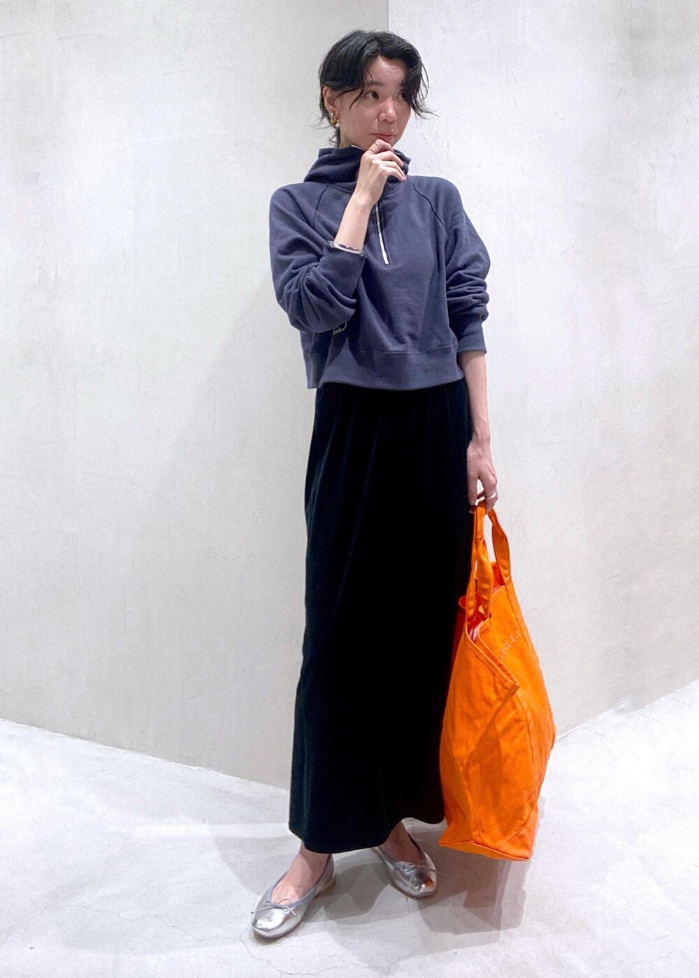 ブラック系のスカート、グレー系のパーカーを着用したレディースの夏コーディネートの3枚目の写真