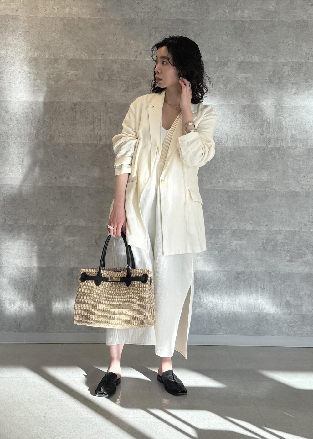 ホワイト系のトートバッグ、ホワイト系のワンピース、ホワイト系のテーラードジャケットを着用したレディースの春コーディネートの4枚目の写真
