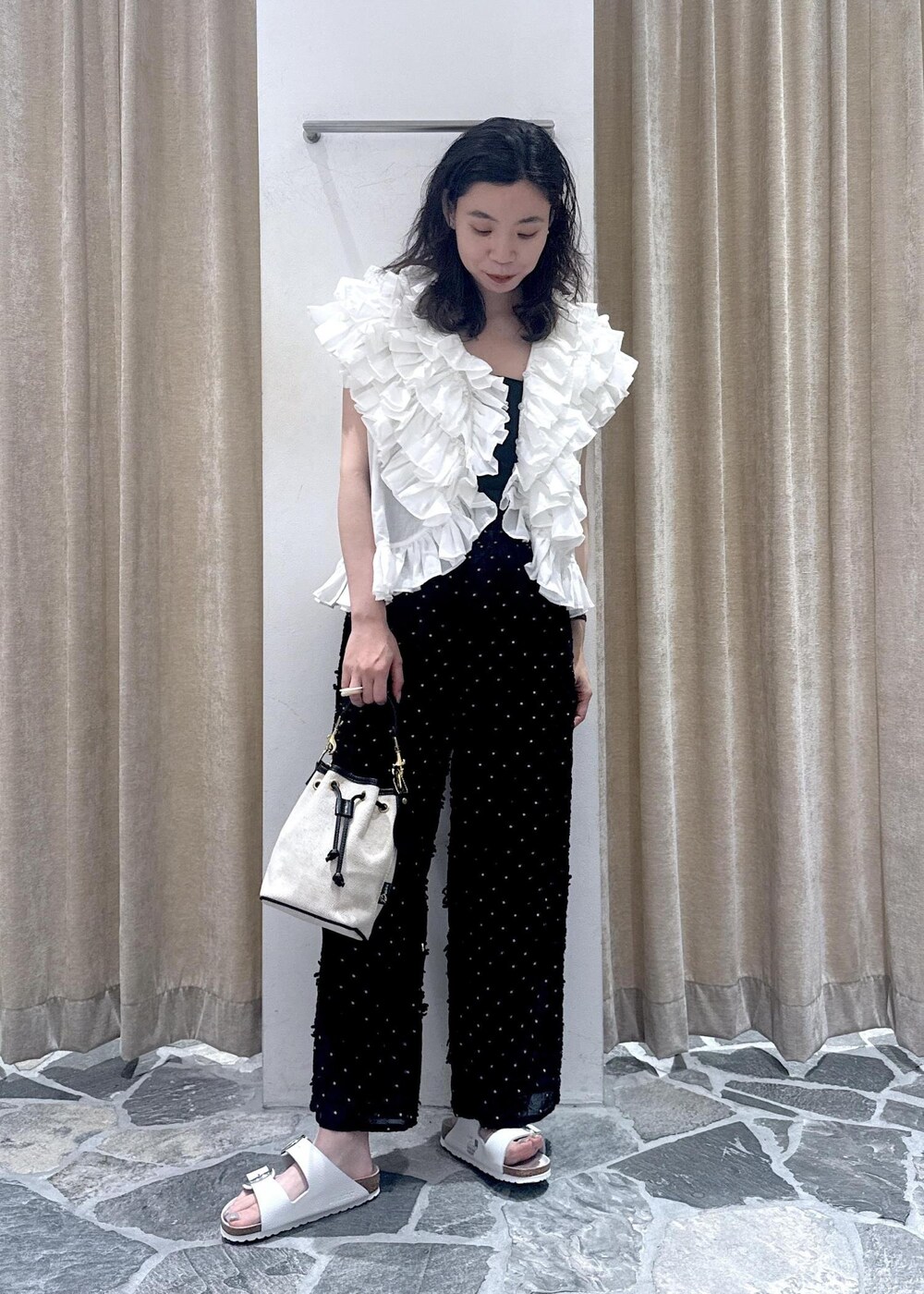 ホワイト系のサンダル、ホワイト系のシャツ/ブラウス、ホワイト系のショルダーバッグを着用したレディースの夏コーディネートの5枚目の写真