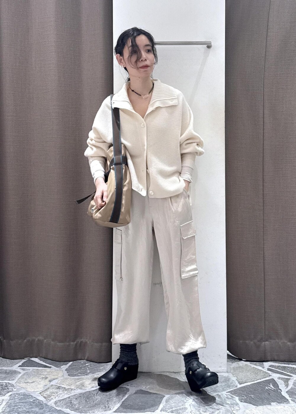 ホワイト系のカーディガン/ボレロ、ホワイト系のカーゴパンツ、ベージュ系のトートバッグを着用したレディースの冬コーディネートの6枚目の写真