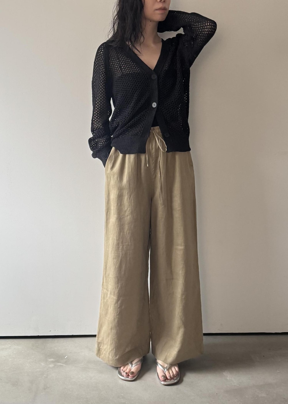 ブラック系のカーディガン/ボレロ、ベージュ系のその他パンツを着用したレディースの冬コーディネートの3枚目の写真