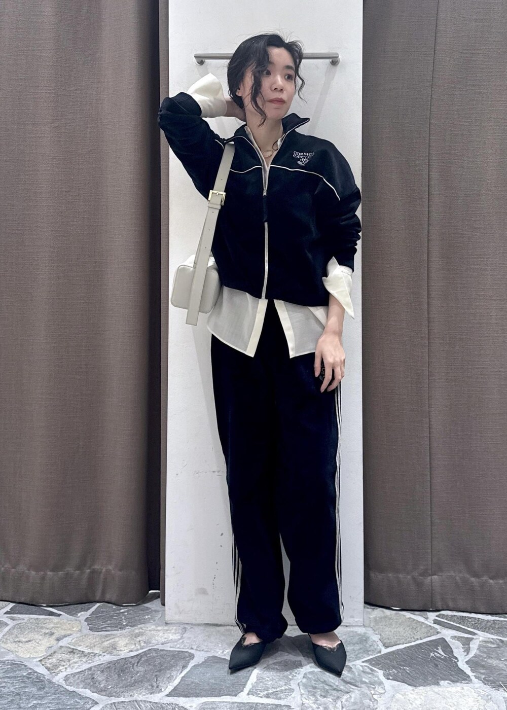 ホワイト系のシャツ/ブラウス、ブラック系のカーディガン/ボレロ、ブラック系のその他パンツを着用したレディースの冬コーディネートの5枚目の写真