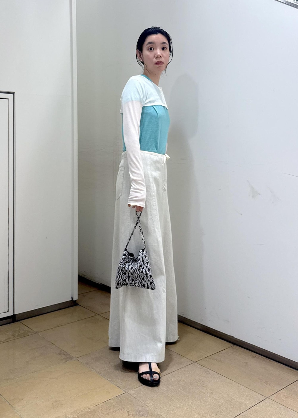 ブラック系のサンダル、ホワイト系のカーディガン/ボレロ、ブルー系のTシャツ/カットソーを着用したレディースの夏コーディネートの8枚目の写真