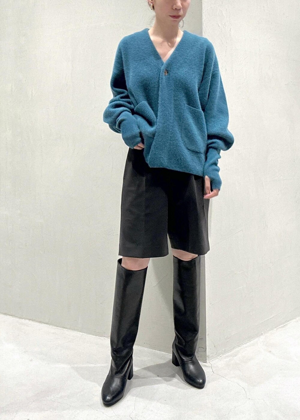 ブラック系のブーツ、グレー系のその他パンツを着用したレディースの秋コーディネートの3枚目の写真