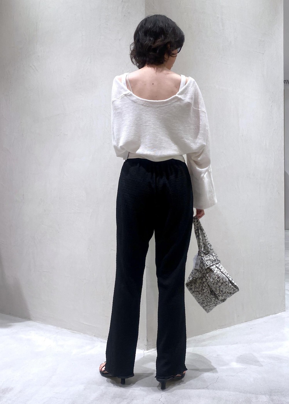 ホワイト系のカーディガン/ボレロ、ブラック系のトートバッグ、ブラック系のその他パンツを着用したレディースの夏コーディネートの4枚目の写真