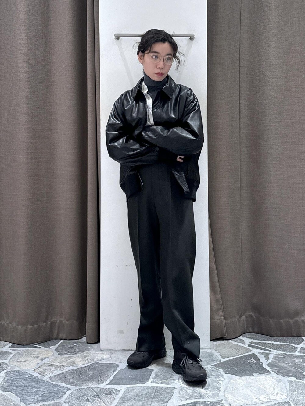 ホワイト系のシャツ/ブラウス、ブラック系のブルゾン、グレー系のニット/セーターを着用したレディースの秋コーディネートの3枚目の写真