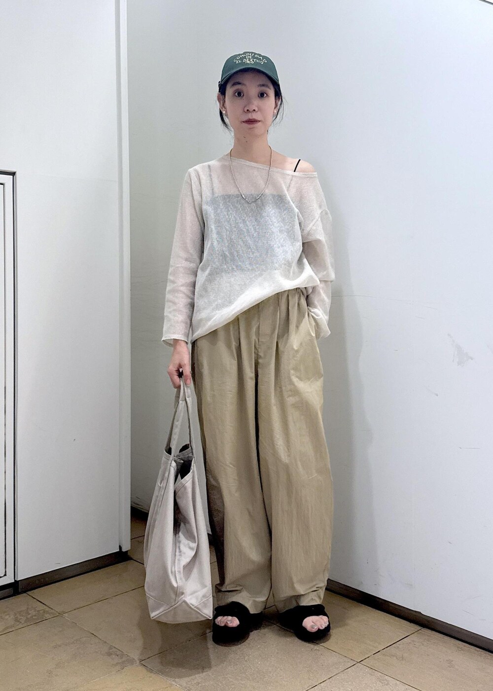 ベージュ系のその他パンツ、ホワイト系のニット/セーターを着用したレディースの夏コーディネートの5枚目の写真